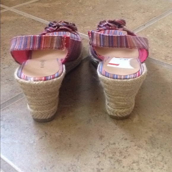 πPrice Drop! Like New Women's Size 8 Striped Wedged Sandals - Picture 4 of 8